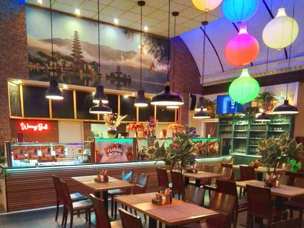 Der bunt beleuchtete Gastraum Der bunt beleuchtete Gastraum