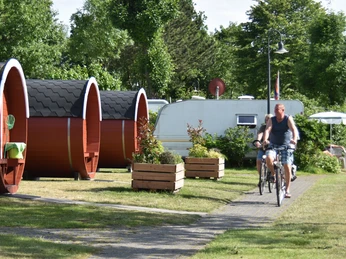 Schlafffässer beim Freizeitpark am Emsdeich, Westoverledingen