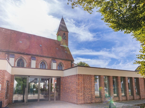 Klosterkirche St. Marien Klosterkirche St. Marien im Sommer mit blauem Himmel und Gemeindehaus im Vordergrund
