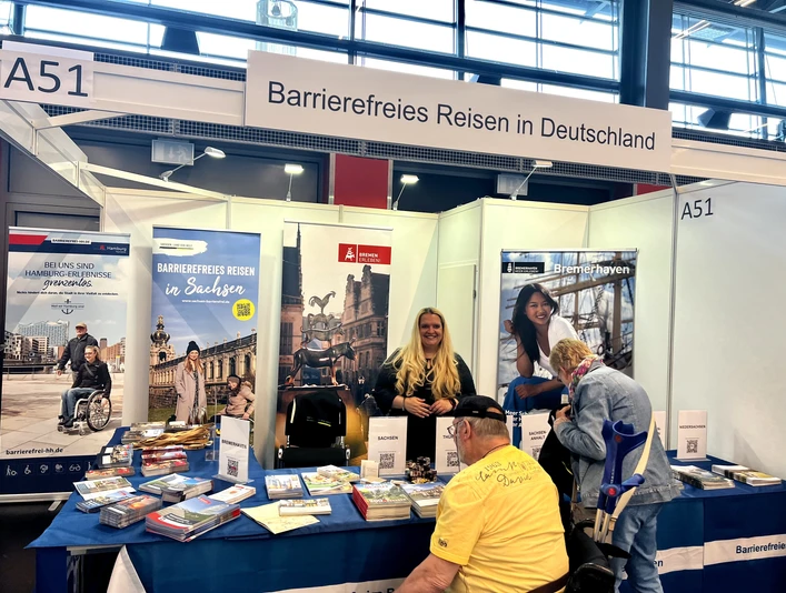 IRMA Bremen_3.jpg Ein Messestand für barrierefreies Reisen in Deutschland mit Rollstuhlfahrern und Infomaterial.An exhibition stand for barrier-free travel in Germany with wheelchair users and information material.Výstavní stánek pro bezbariérové cestování v Německu s vozíčkáři a informačními materiály.Stoisko wystawowe dotyczące podróżowania bez barier w Niemczech z osobami na wózkach inwalidzkich i materiałami informacyjnymi.Een beursstand voor barrièrevrij reizen in Duitsland met rolstoelgebruikers en informatiemateriaal.Uno stand espositivo per viaggiare senza barriere in Germania con persone in sedia a rotelle e materiale informativo.