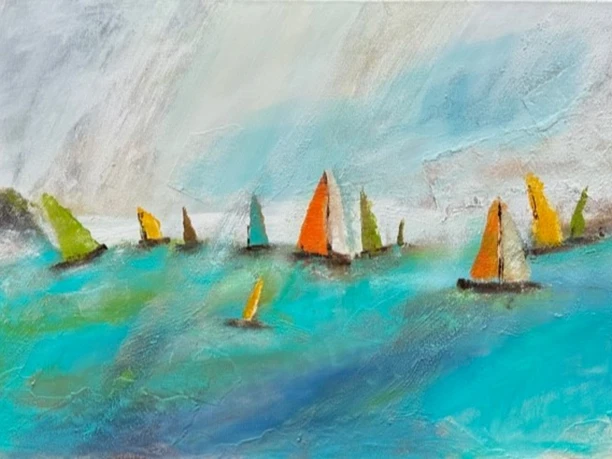 Schiffe im meer.jpg Farbenfrohe Segelboote gleiten auf einem azurblauen Meer. Der Himmel ist düster.