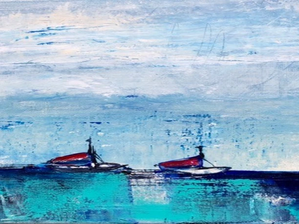 zwei Fischer Zwei Fischerboote mit roten Segeln gleiten über ein azurblaues Meer unter einem wolkigen Himmel.