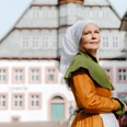 Anna Freienhagen vor dem Alten Rathaus