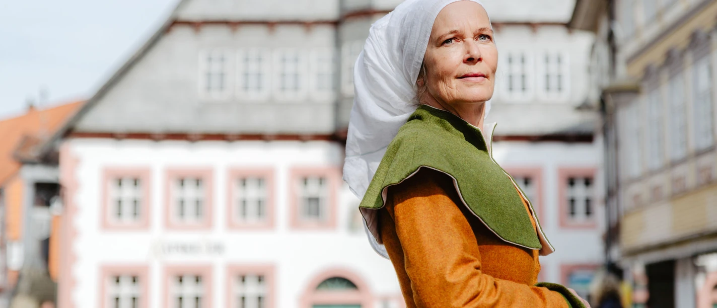 Anna Freienhagen vor dem Alten Rathaus