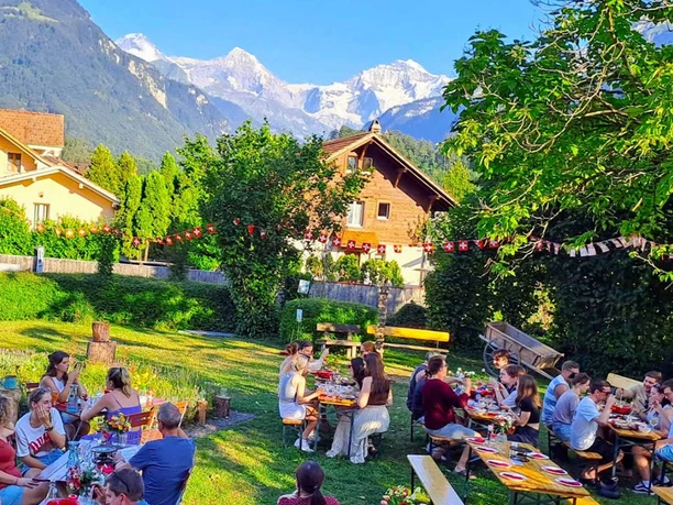 fondue-villa-interlaken-resturant-garten-aussicht.jpg