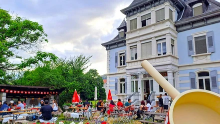 fondue-villa-interlaken-resturant-garten-sommer.jpg