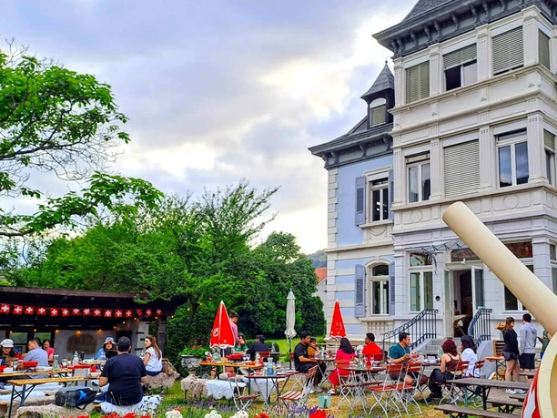 fondue-villa-interlaken-resturant-garten-sommer.jpg