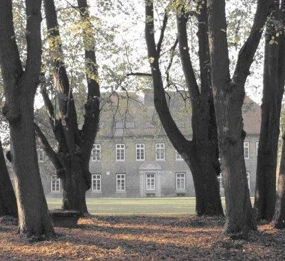 Historisches Gutshaus in Cadenberge, umgeben von altem Baumbestand im herbstlichen Gutspark.Historic manor house in Cadenberge, surrounded by old trees in the autumnal estate park.Historisk herregård i Cadenberge, omgivet af gamle træer i den efterårsagtige godspark.Historisch herenhuis in Cadenberge, omringd door oude bomen in het herfstachtige landgoedpark.
