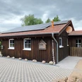 Außenansicht Ferienhaus Oelker Holzverkleidetes Haus, Solarpanelen auf dem Dach, Parkmöglichkeit am Haus