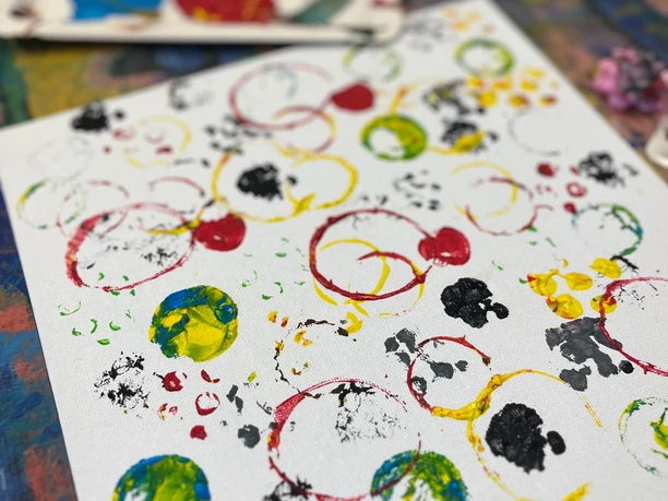 re:create Upcycling Bild Bunte Kreise und Kleckse auf Leinwand, abstrakte Kunst mit lebendigen Farben, verspieltes Design.