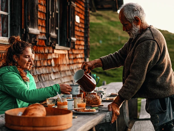 Petit déjeuner à l'alpage de Laucheren
