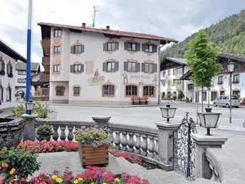 Haus vom Dorfplatz aus