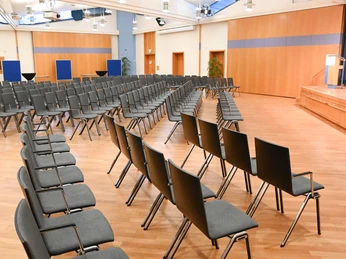 Blick auf Bestuhlung und Bühne des großen Saals