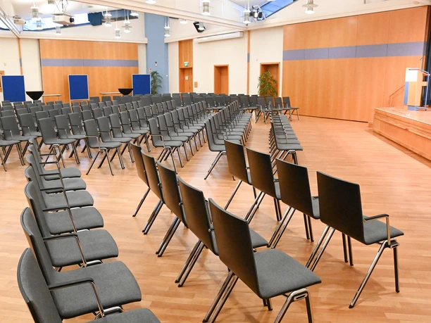 Blick auf Bestuhlung und Bühne des großen Saals