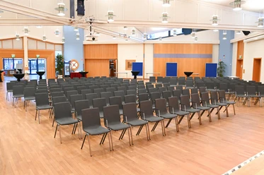 Der große Saal in Reihenbestuhlung