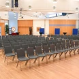 Der große Saal in Reihenbestuhlung