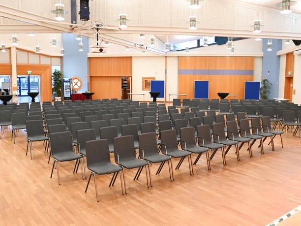 Der große Saal in Reihenbestuhlung