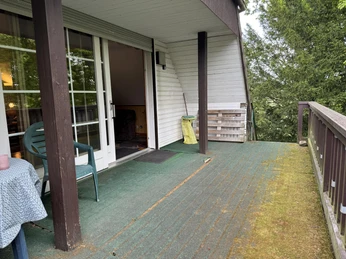 FeWo-Alscher-Amelinghuasen-2025 -außen (1).JPG Du stehst auf einer grünen Terrasse vor einer Ferienwohnung. Bäume umgeben den Platz und bieten Ruhe.You are standing on a green terrace in front of a vacation apartment. Trees surround the space and offer peace and quiet.Du står på en grøn terrasse foran en ferielejlighed. Træer omgiver pladsen og giver fred og ro.Je staat op een groen terras voor een vakantiewoning. Bomen omringen de ruimte en bieden rust en stilte.