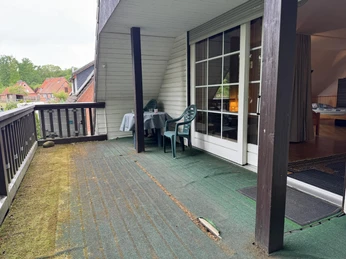 FeWo-Alscher-Amelinghuasen-2025 -außen (2).JPG Die Ferienwohnung Alscher in Amelinghausen bietet eine einladende Terrasse mit grünem Teppichboden und überdachtem Bereich, ausgestattet mit Gartenmöbeln vor großen weißen Holzfenstern.The Alscher vacation apartment in Amelinghausen offers an inviting terrace with green carpeting and a covered area, furnished with garden furniture in front of large white wooden windows.Ferielejligheden Alscher i Amelinghausen byder på en indbydende terrasse med grønne tæpper og et overdækket område, møbleret med havemøbler foran store hvide trævinduer.De vakantiewoning Alscher in Amelinghausen biedt een uitnodigend terras met groene vloerbedekking en een overdekt gedeelte, ingericht met tuinmeubilair voor grote witte houten ramen.