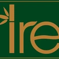 Tre.png Grünes Schild mit stilisierter Schrift "ire", wobei der Buchstabe "i" von drei Blättern gekrönt wird.