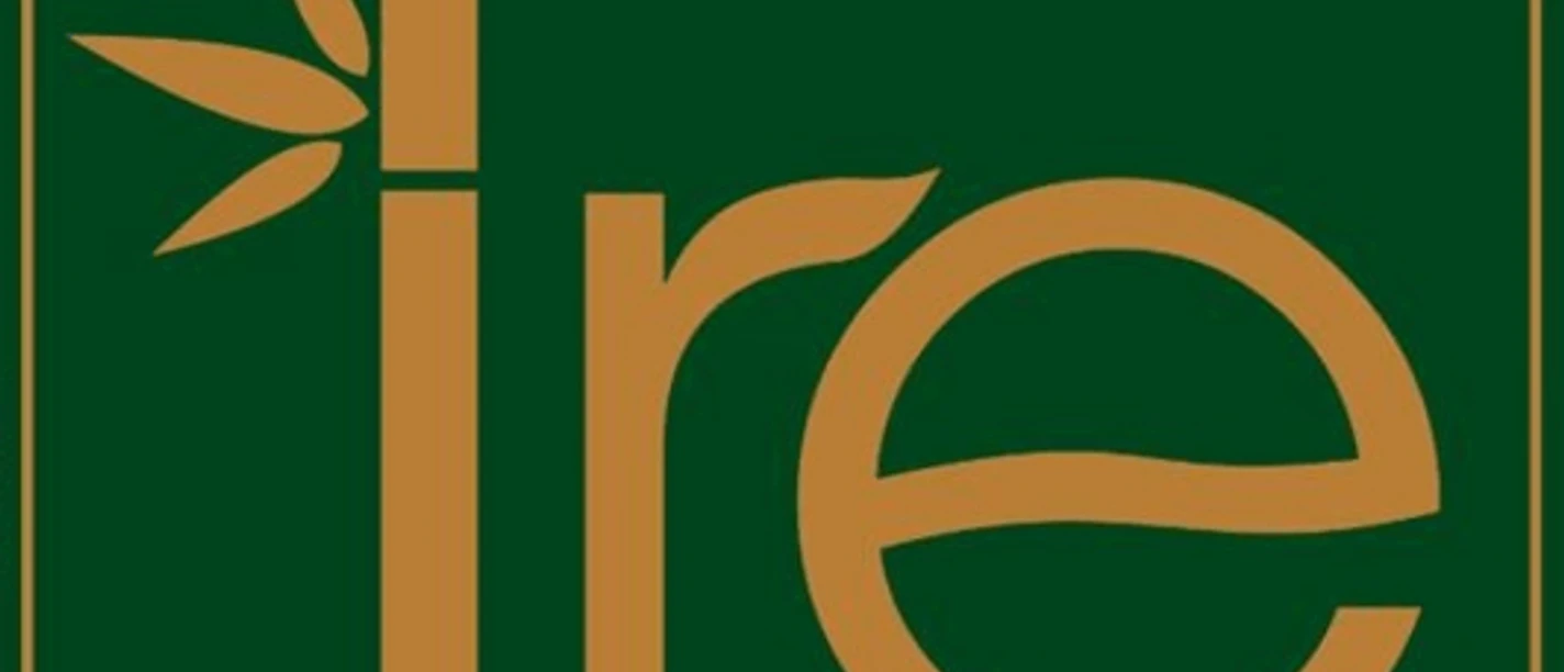 Tre.png Grünes Schild mit stilisierter Schrift "ire", wobei der Buchstabe "i" von drei Blättern gekrönt wird.