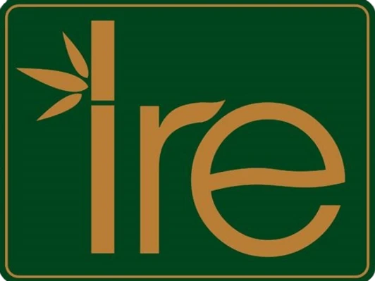 Tre.png Grünes Schild mit stilisierter Schrift "ire", wobei der Buchstabe "i" von drei Blättern gekrönt wird.