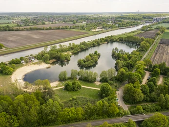 Inselsee Scharnebeck am Elbe-Seitenkanal aus der Vogelperspektive