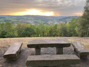 Heldenhain und Baumkirche