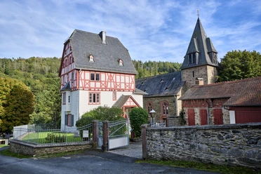 Pfarrhaus Rod a.d. Weil Historisches Fachwerk-Pfarrhaus und Steinkirche mit spitzem Schieferturm in Weilrod.