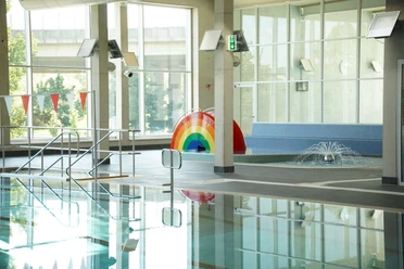 Wichtelbrunnenbad Schwimmbecken und Regenbogenrutsche