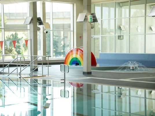 Wichtelbrunnenbad Schwimmbecken und Regenbogenrutsche