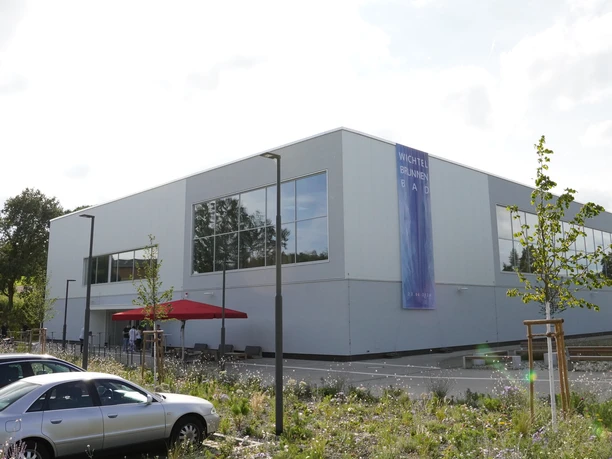 Wichtelbrunnenbad Außenansicht mit Banner