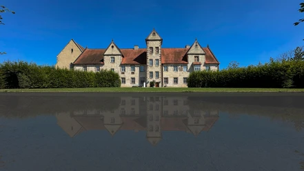 Ansicht gespiegelt in Wasser_Hotel Kloster Haydau_Morschen_Urheber EMF_Stefan Bochenek