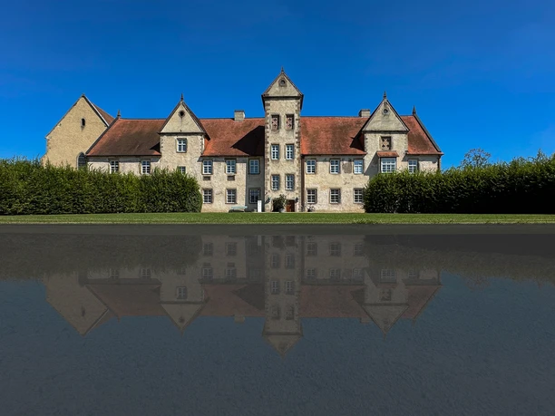Ansicht gespiegelt in Wasser_Hotel Kloster Haydau_Morschen_Urheber EMF_Stefan Bochenek