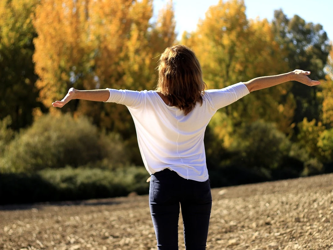 Meditative Wanderung (woman-1866081_1280. Alfonso Cerezo auf Pixabay).jpg Meditative Wanderung