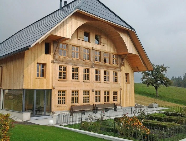 Wüthrich Schreinerei Fensterbau AG Grosses Holzhaus mit vielen HolzfensternLarge wooden house with many wooden windowsGrande maison en bois avec de nombreuses fenêtres en bois