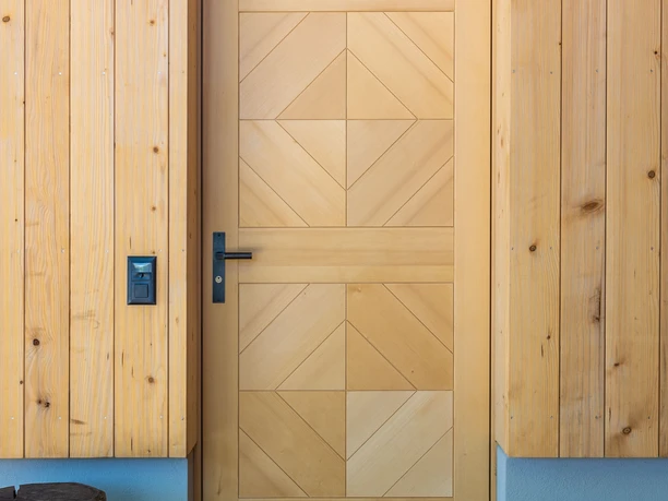 Porte en bois de la menuiserie Wüthrich à Schwenden Porte en bois élaborée avec incrustations