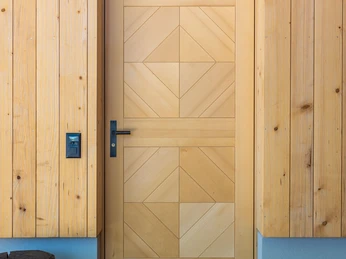 Wooden door from the Wüthrich joinery in Schwenden Aufwändige Holztüre mit EinlegearbeitenElaborate wooden door with inlay workPorte en bois élaborée avec incrustations