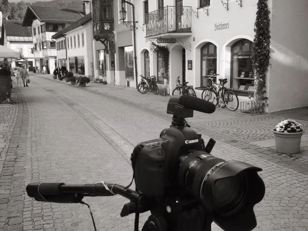 Ludwigstraße Kamera auf Stativ filmt eine historische Straße mit Geschäften und dekorativen Fassaden.