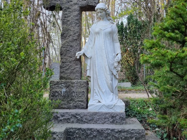 Illenauer Friedhof Statue Frau_Bildrechte Stadt Achern