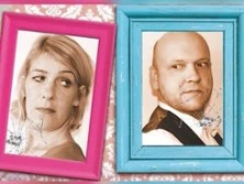 Zwei Porträts in bunten Rahmen zeigen nachdenkliche Personen mit floraler Tapete als Hintergrund.