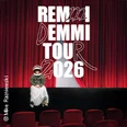 Auf einem roten Theatervorhang prangt der Schriftzug "Remmi Demmi Tour 2026". Eine Person sitzt vor der Bühne.