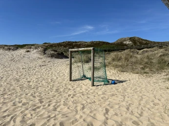 Fußballtor auf dem Spielplatz am Campingplatz Westerland