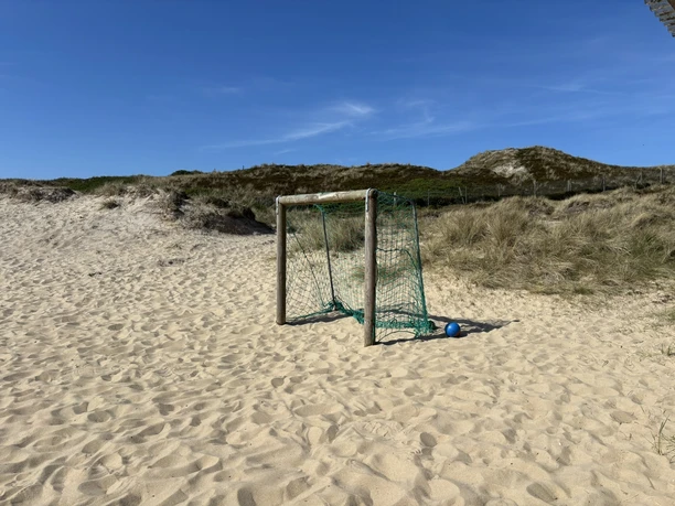 Fußballtor auf dem Spielplatz am Campingplatz Westerland