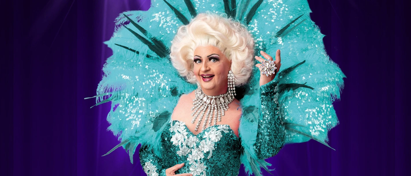 491454348_1338834741082431_278776986922701034_n.jpg Travestie Künstler*in