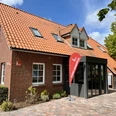 Tourist-Information Greetsiel Backsteingebäude mit rotem Ziegeldach und barrierefreiem Eingang der Tourist-Information Greetsiel.The tourist information building can be seen from the outside.Het gebouw van het toeristeninformatiecentrum is van buitenaf te zien.Turistinformationens bygning kan ses udefra.
