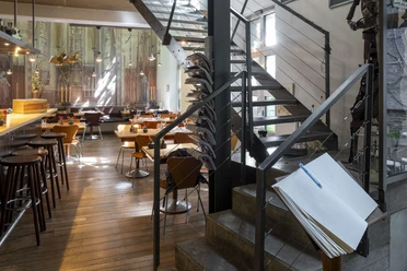Christoph Pauls Restaurant Innenansicht eines eleganten Restaurants mit stilvollen Holzmöbeln und moderner Dekoration.