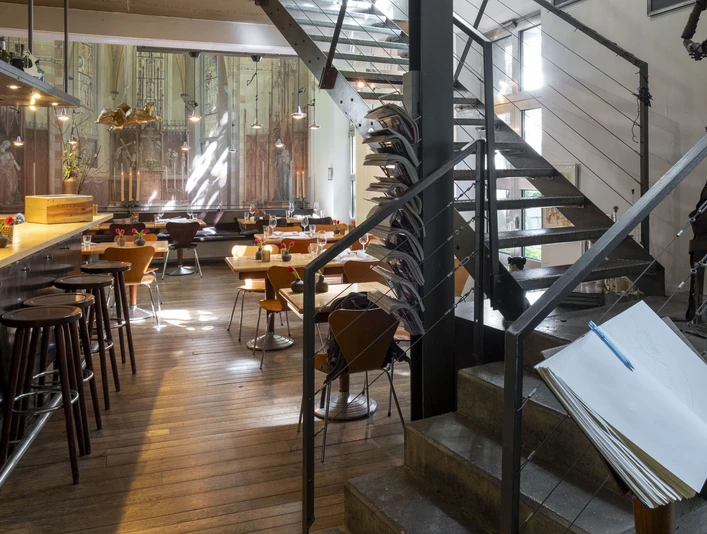 Christoph Pauls Restaurant Innenansicht eines eleganten Restaurants mit stilvollen Holzmöbeln und moderner Dekoration.Interior view of an elegant restaurant with stylish wooden furniture and modern decoration.