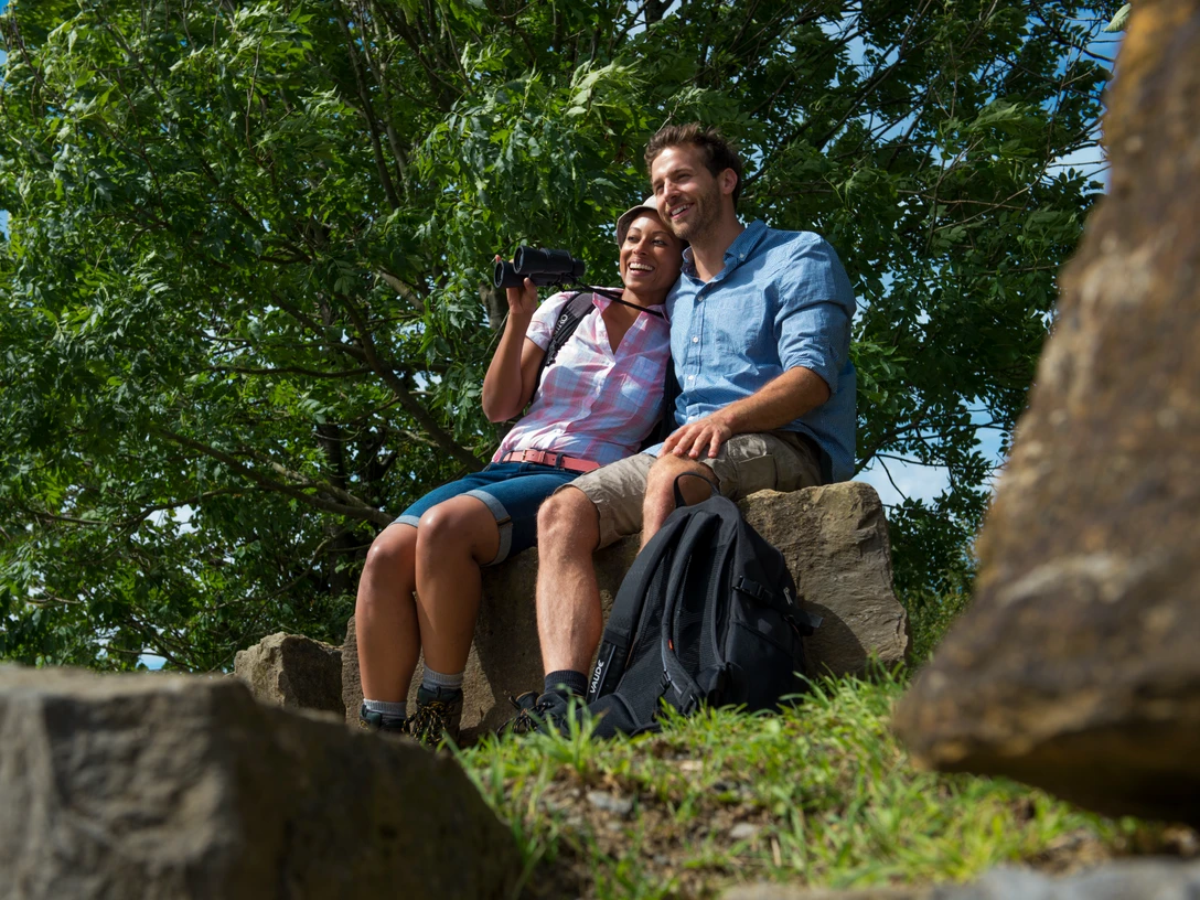Wanderer mit Fernglas an der Schillat-Höhle Wanderer mit Fernglas an der Schillat-Höhle