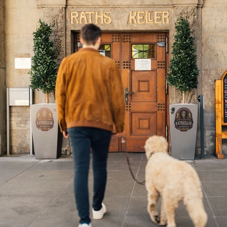 Eingang zum Ratskeller Leipzig - Urlaub mit Hund in Leipzig